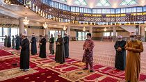 شاهد: إعادة فتح بعض مساجد ماليزيا بعد شهرين من الإغلاق