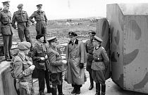 El brigadier Snow y los miembros del Grupo 135 reciben a las fuerzas alemanas en Batterie Annes en Giffoine, Alderney, en mayo de 1945.