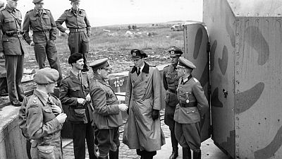 El brigadier Snow y los miembros del Grupo 135 reciben a las fuerzas alemanas en Batterie Annes en Giffoine, Alderney, en mayo de 1945.