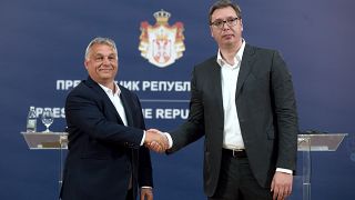Orbán Viktor miniszterelnök és Aleksandar Vucic szerb elnök kezet fog a belgrádi sajtótájékoztatón 2020. május 15-én