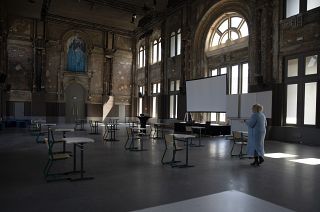 Países reabrem com precaução