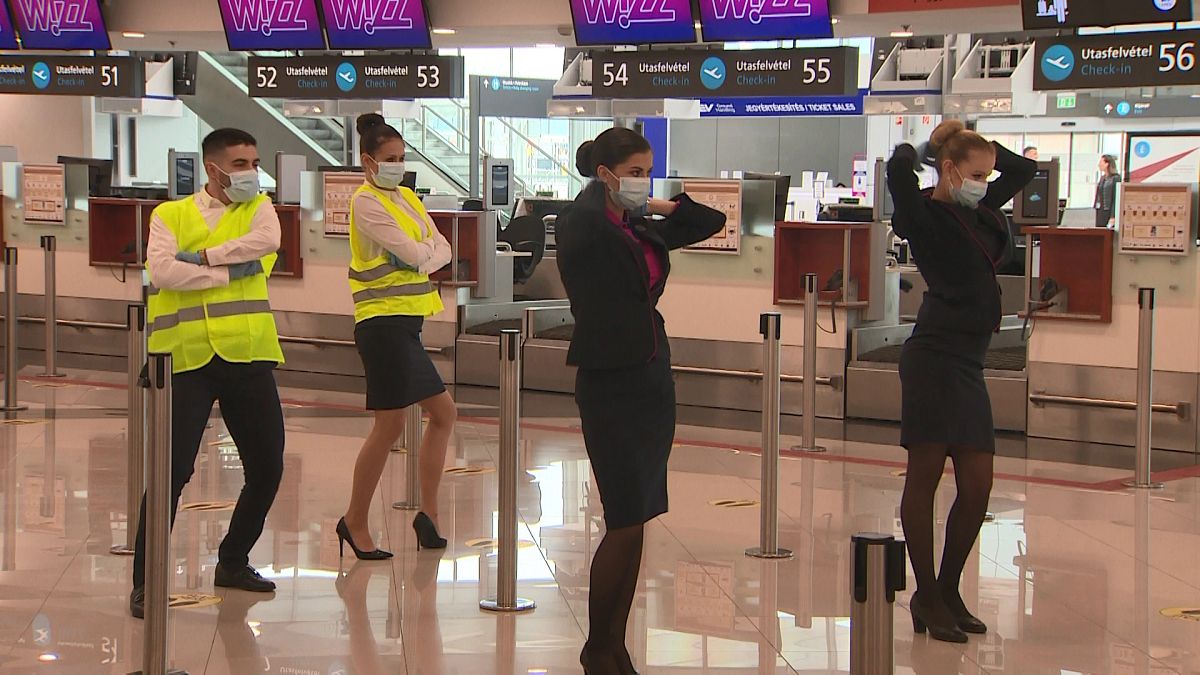50 stewardess táncolt a budapesti repülőtéren