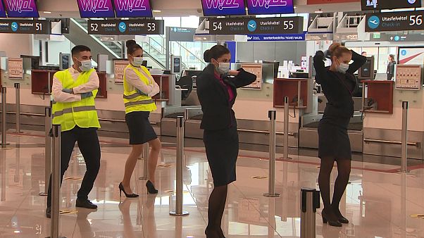 50 stewardess táncolt a budapesti repülőtéren 50 stewardess táncolt a budapesti repülőtéren