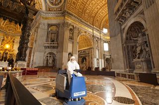 Basílica de São Pedro desinfetada