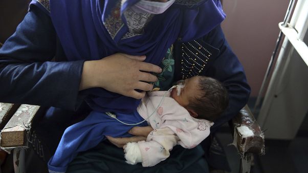La mère et son bébé, rescapés de la tuerie dans une maternité de Kaboul - Afghanistan - le 13 mai 2020 La mère et son bébé, rescapés de la tuerie dans une maternité de Kaboul - Afghanistan - le 13 mai 2020