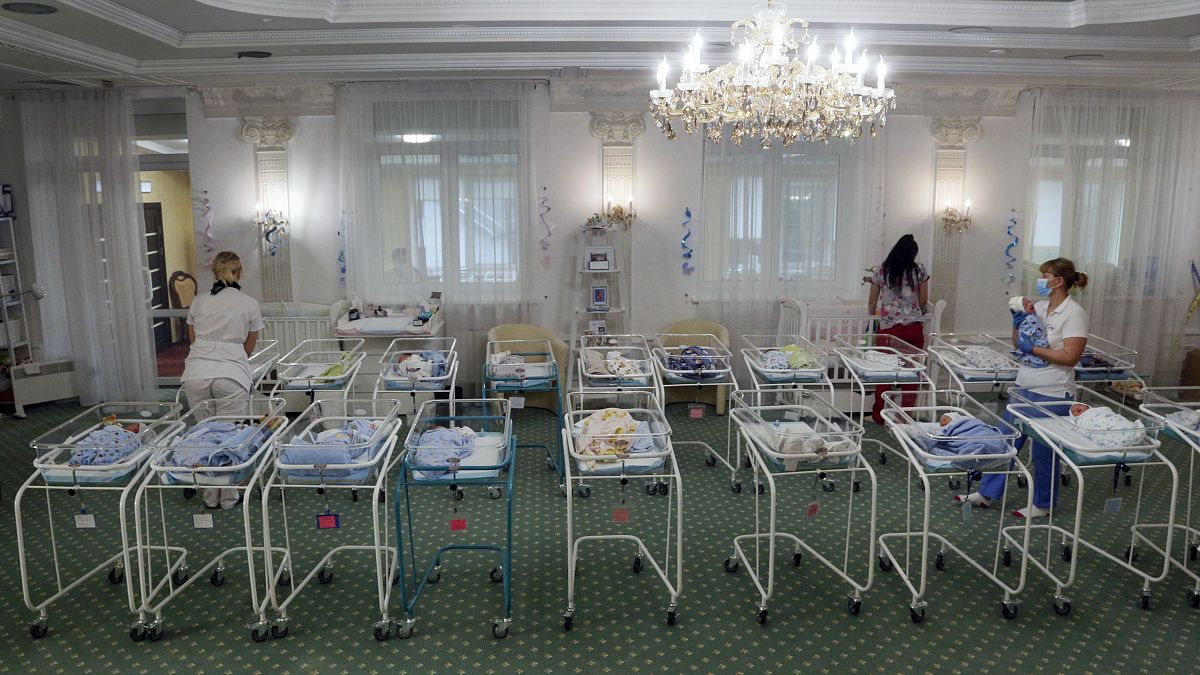Újszülöttek tucatjai töltik első napjaikat egy kijevi szállodában