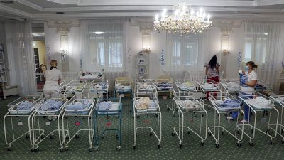 Bebés bloqueados em hotel de Kiev