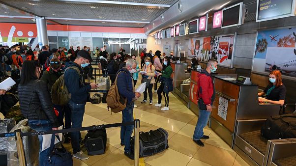 Ukraynalı mevsimlik işçiler Finlandiya'ya gitmek için havalanında işlem sırasında bekliyor Ukraynalı mevsimlik işçiler Finlandiya'ya gitmek için havalanında işlem sırasında bekliyor