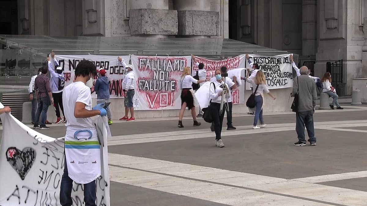 شاهد: طهاة ميلانو يتظاهرون ضدّ إعادة فتح المطاعم بالشروط الحالية 