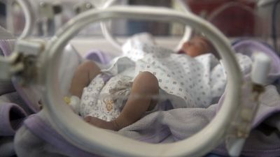 Adoptiveltern dürfen ukrainische Babys abholen