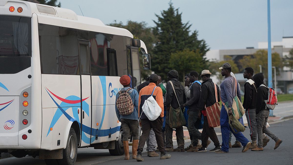 مهاجرون يصعدون في حافلة في إسبانيا 