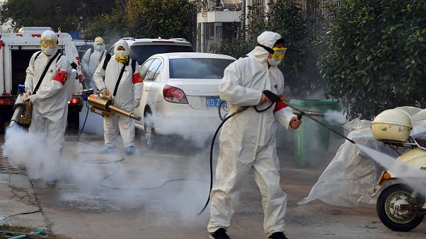 عمال يرشون مطهراً في الصين عمال يرشون مطهراً في الصين