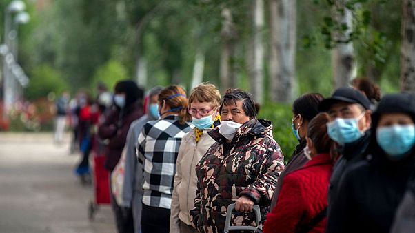 Des Espagnols font la queue pour recevoir de l'aide alimentaire à Madrid, le 16 mai 2020 Des Espagnols font la queue pour recevoir de l'aide alimentaire à Madrid, le 16 mai 2020