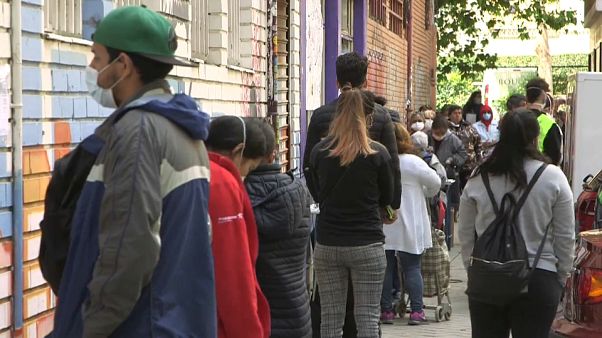 Alleinerziehend, arbeitslos, angewiesen auf Lebensmittelspenden in Madrid Alleinerziehend, arbeitslos, angewiesen auf Lebensmittelspenden in Madrid