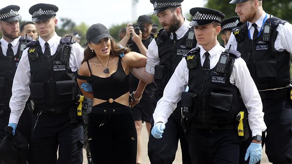 Londra Hyde Park'taki gösterilere polis müdahale etti Londra Hyde Park'taki gösterilere polis müdahale etti