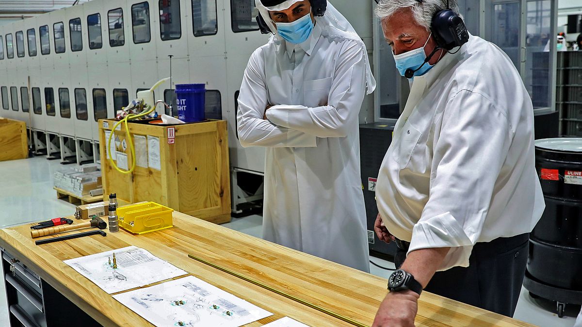 أمير قطر تميم بن حمد آل ثاني خلال تفقده منشأة لتصنيع أجهزة التنفس بالعاصمة الدوحة. 29/04/2020