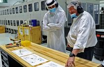 أمير قطر تميم بن حمد آل ثاني خلال تفقده منشأة لتصنيع أجهزة التنفس بالعاصمة الدوحة. 29/04/2020