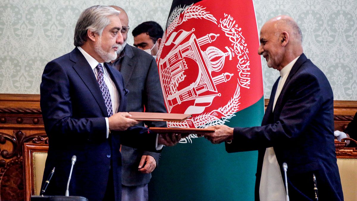 الرئيس الأفغاني وخصمه عبد الله عبد الله يتفقان على تقاسم السلطة في أفغانستان