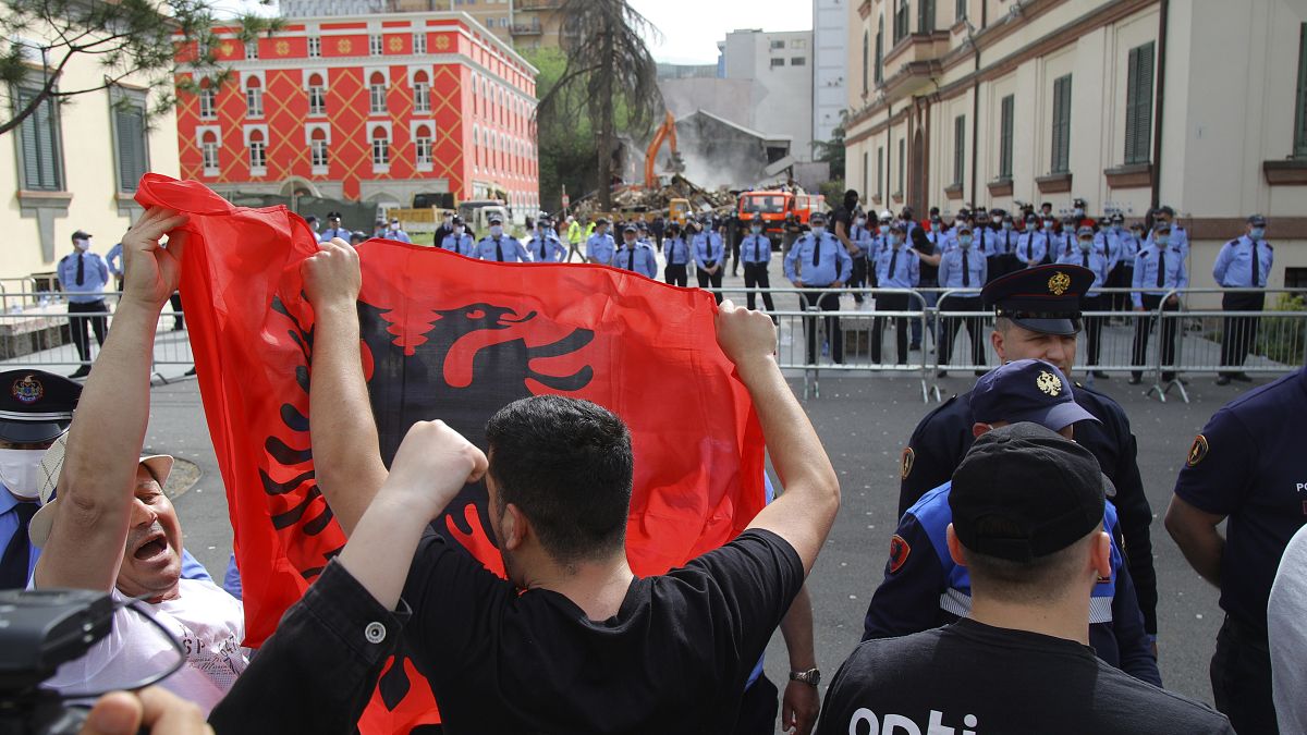 Албания: искусство против политики