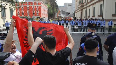 Albania: ruspe del governo sul teatro della discordia