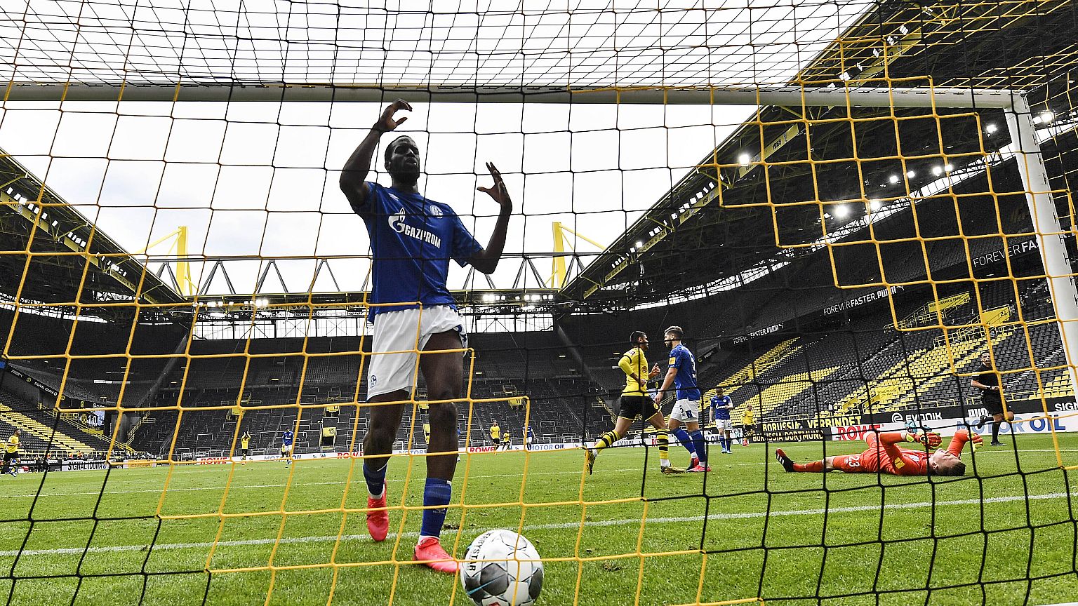 Paliza del Borussia Dortmund al Shalke 04 en un estadio vacío