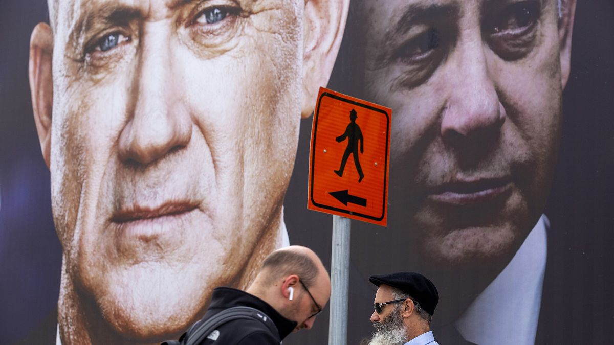 Un'immagine della passata campagna elettorale: Gantz e Netanyahu. Ora, non più alleati. 