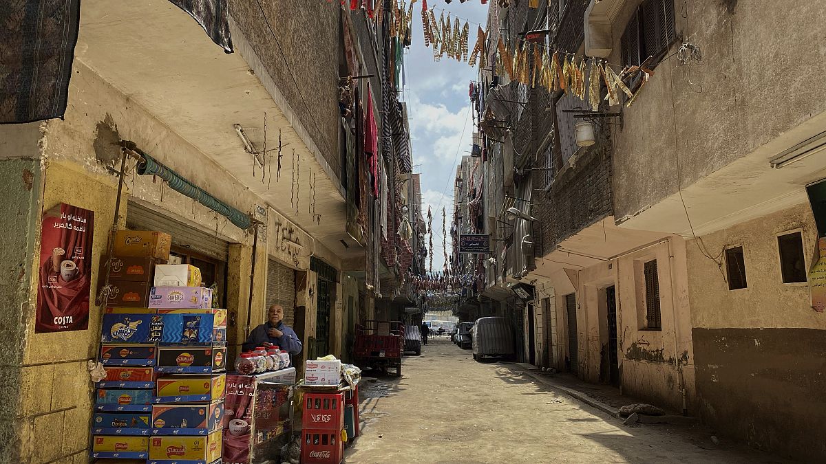 Sokağa çıkma yasağı uygulanan Mısır'da bir sokak