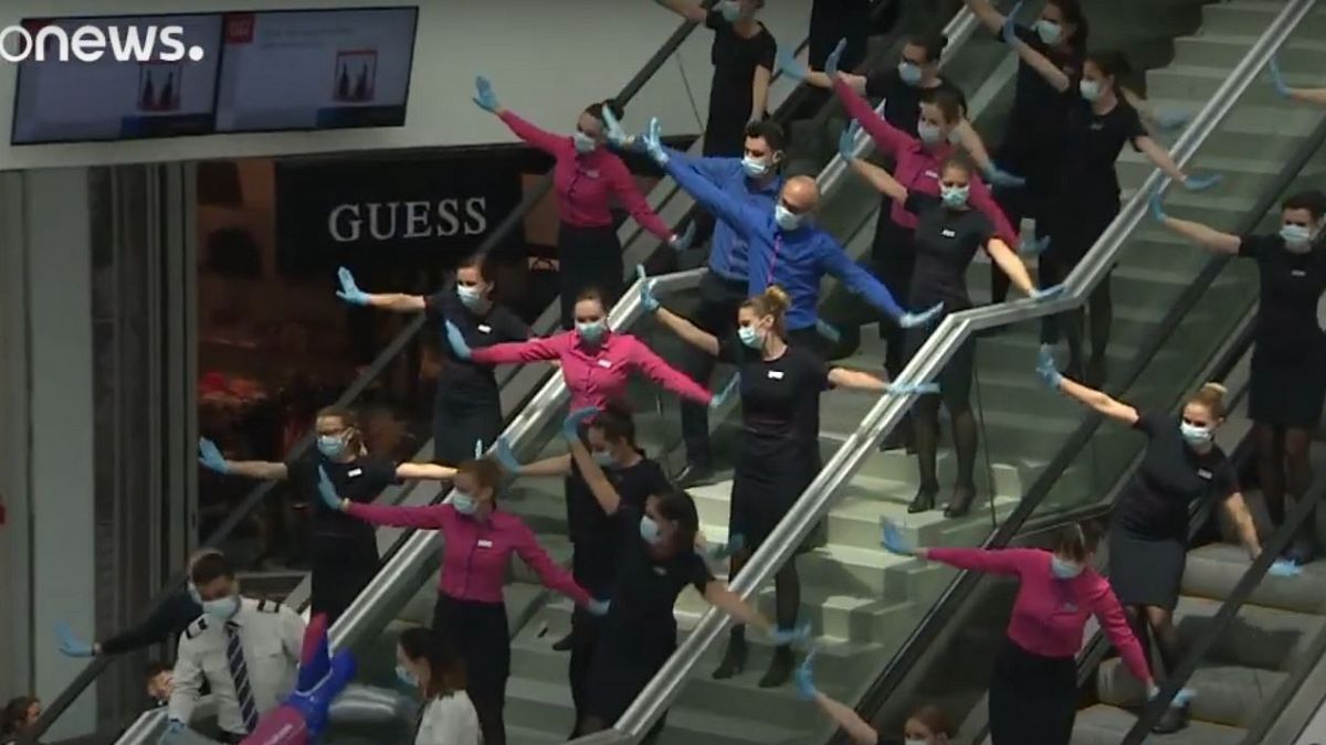 À terre, les hôtesses de l'air dansent : chorégraphie à l'aéroport de Budapest