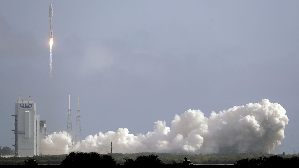 لحظة انطلاق صاروخ أطلس 5 الذي سيضع الطائرة الجوية X-37B في المدار 