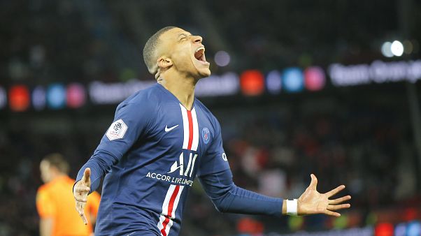 مبابي محتفلاً بتسجيل هدف في الدوري الفرنسي مبابي محتفلاً بتسجيل هدف في الدوري الفرنسي