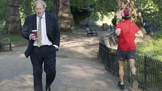 Boris Johnson brit miniszterelnök a reggeli sétáján a londoni St. James's Parkban 2020. május 6-án