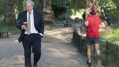 Boris Johnson brit miniszterelnök a reggeli sétáján a londoni St. James's Parkban 2020. május 6-án