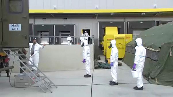 Soldaten gegen Coronavirus bei Paket-Verteiler Soldaten gegen Coronavirus bei Paket-Verteiler