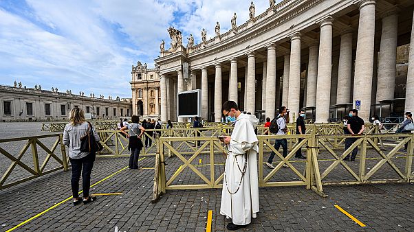 Dispositif de sécurité déployé à l'entrée de la basilique Saint-Pierre, le 18 mai 2020. Dispositif de sécurité déployé à l'entrée de la basilique Saint-Pierre, le 18 mai 2020.