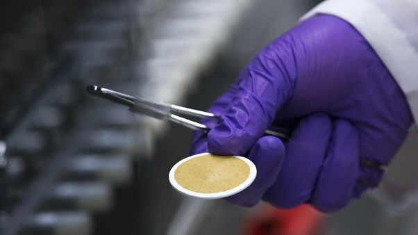 أطباء بريطانيون يقترحون لصاقات النيكوتين كعلاج لكورونا أطباء بريطانيون يقترحون لصاقات النيكوتين كعلاج لكورونا