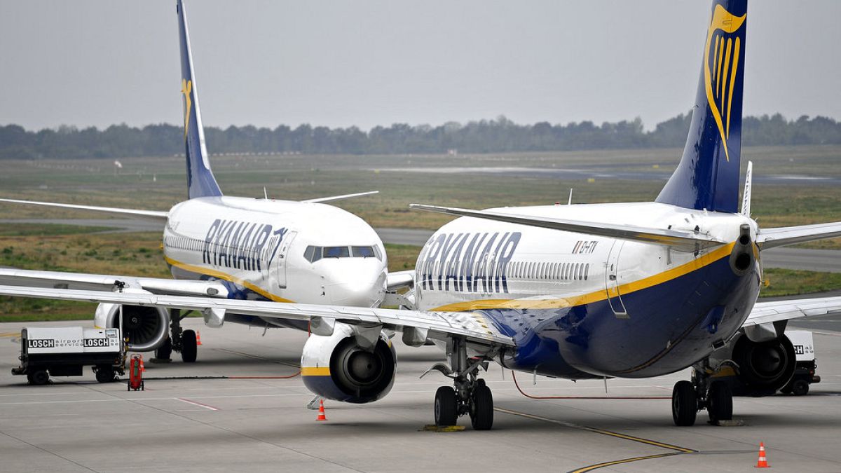 Ryanair repülőgépek állnak egymással szemben a németországi Weeze repülőterén 2018. szeptember 12-én