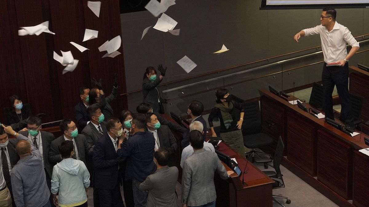 شاهد: فوضى ومشاجرات تعم برلمان هونغ كونغ