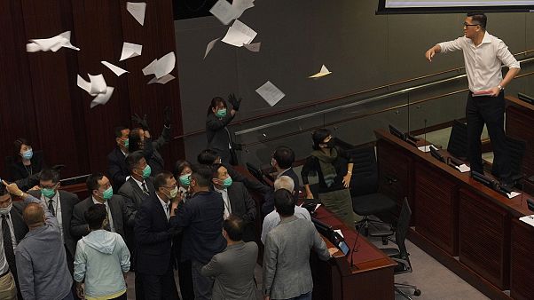 Потасовка в Законодательном совете Гонконга Потасовка в Законодательном совете Гонконга
