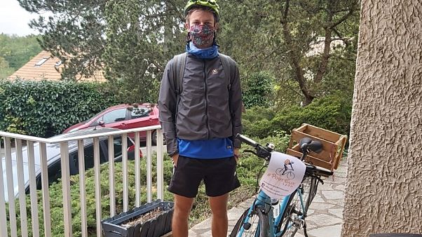 Maxime, livreur de repas pour les sans-abri pendant la crise du Covid-19 Maxime, livreur de repas pour les sans-abri pendant la crise du Covid-19