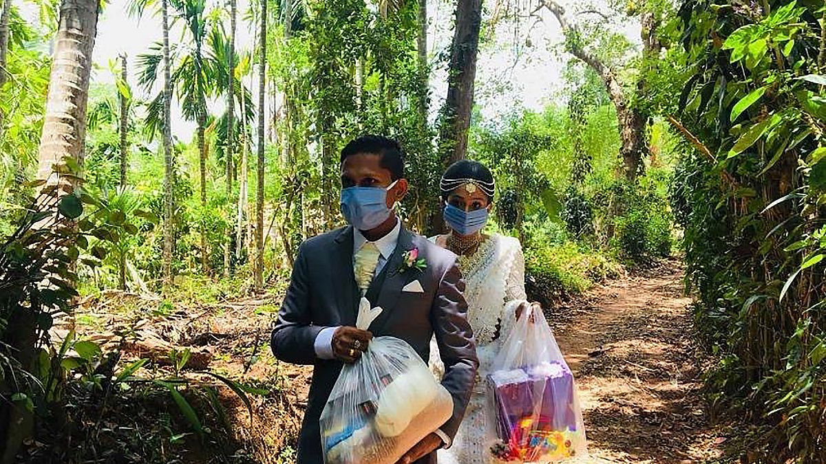 بالصور: فيروس كورونا يحول زفاف ثنائي سريلانكي إلى عمل خيري