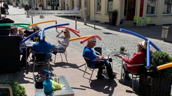Germania, galleggianti in testa ai clienti per mantenere le distanze al bar Germania, galleggianti in testa ai clienti per mantenere le distanze al bar