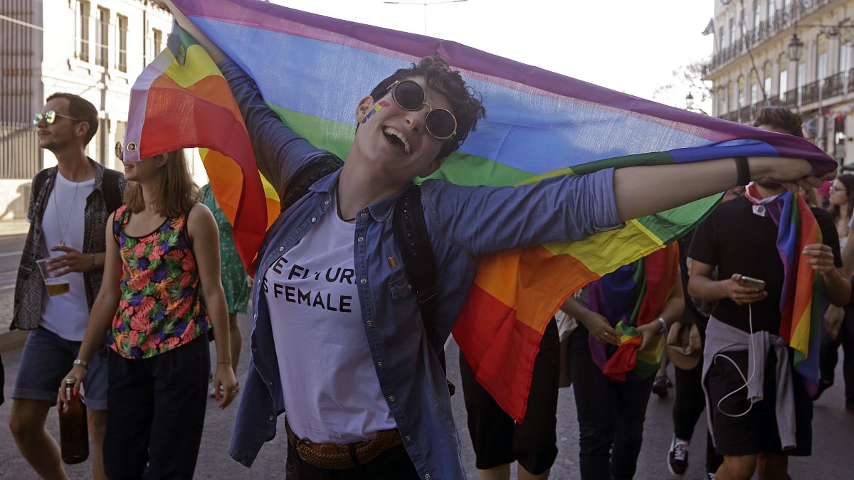 (Archiv) Eine Teilnehmerin auf der LGTBI-Pride Parade in Lissabon (Photo by JOSE MANUEL RIBEIRO / AFP)