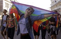 (Archiv) Eine Teilnehmerin auf der LGTBI-Pride Parade in Lissabon (Photo by JOSE MANUEL RIBEIRO / AFP)