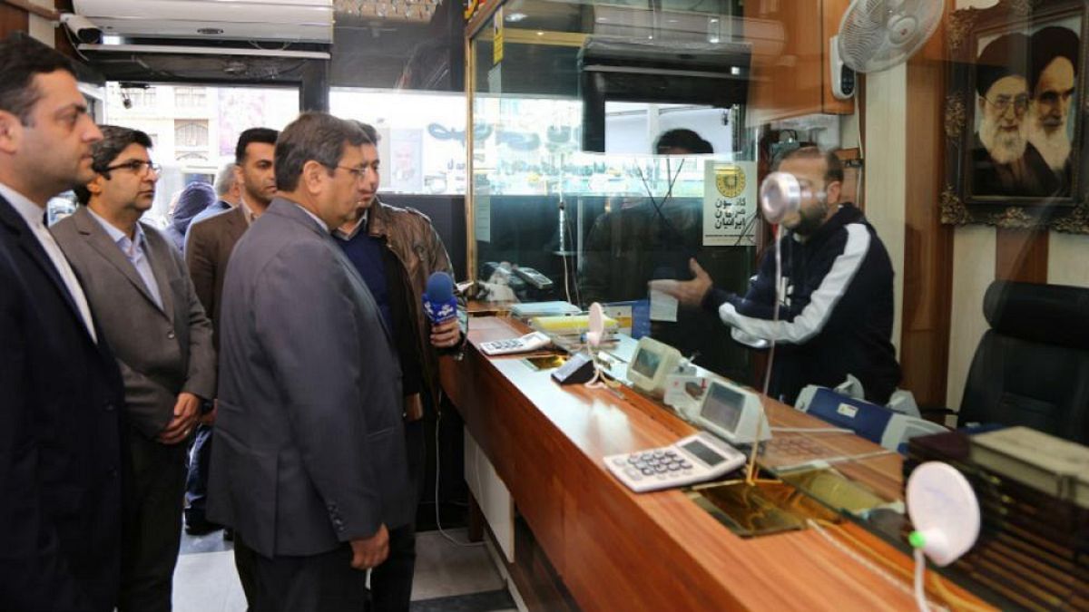 عبدالناصر همتی، رئیس کل بانک مرکزی ایران در حال بازرسی از یک صرافی 