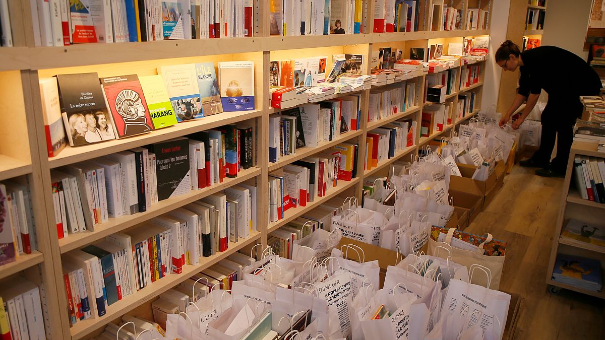 Szállításra váró csomagok egy franciaországi könyvesboltban