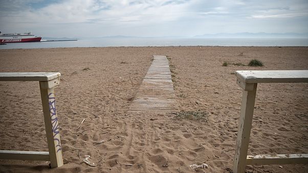 Une plage alors fermée en Grèce le 29 avril 2020 Une plage alors fermée en Grèce le 29 avril 2020