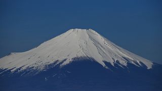 شاهد: للمرة الأولى منذ 1960.. إغلاق الطرق المؤدية إلى جبل فوجي الياباني أمام هواة التسلق