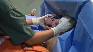 امرأة روسية تضع مولودا مصابا بكوفيد-19