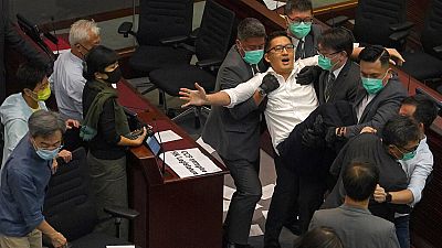 Escaramuças no parlamento de Hong Kong