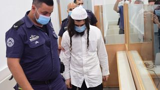 18 yaşındaki bebek de dahil olmak üzere üç kişi öldürmekten suçlu bulunan Amiram Ben-Uliel'in mahkemeye gelişi